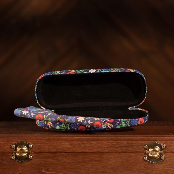 Eyeglass case with a floral print - Image 2