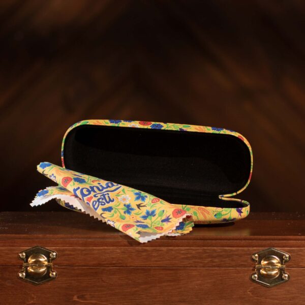 Eyeglass case with a floral print - Image 2