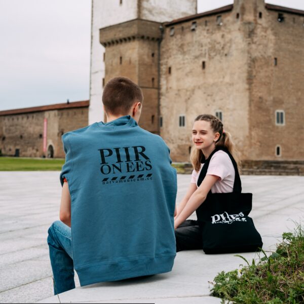 Narva Museum sweatshirt - Image 3
